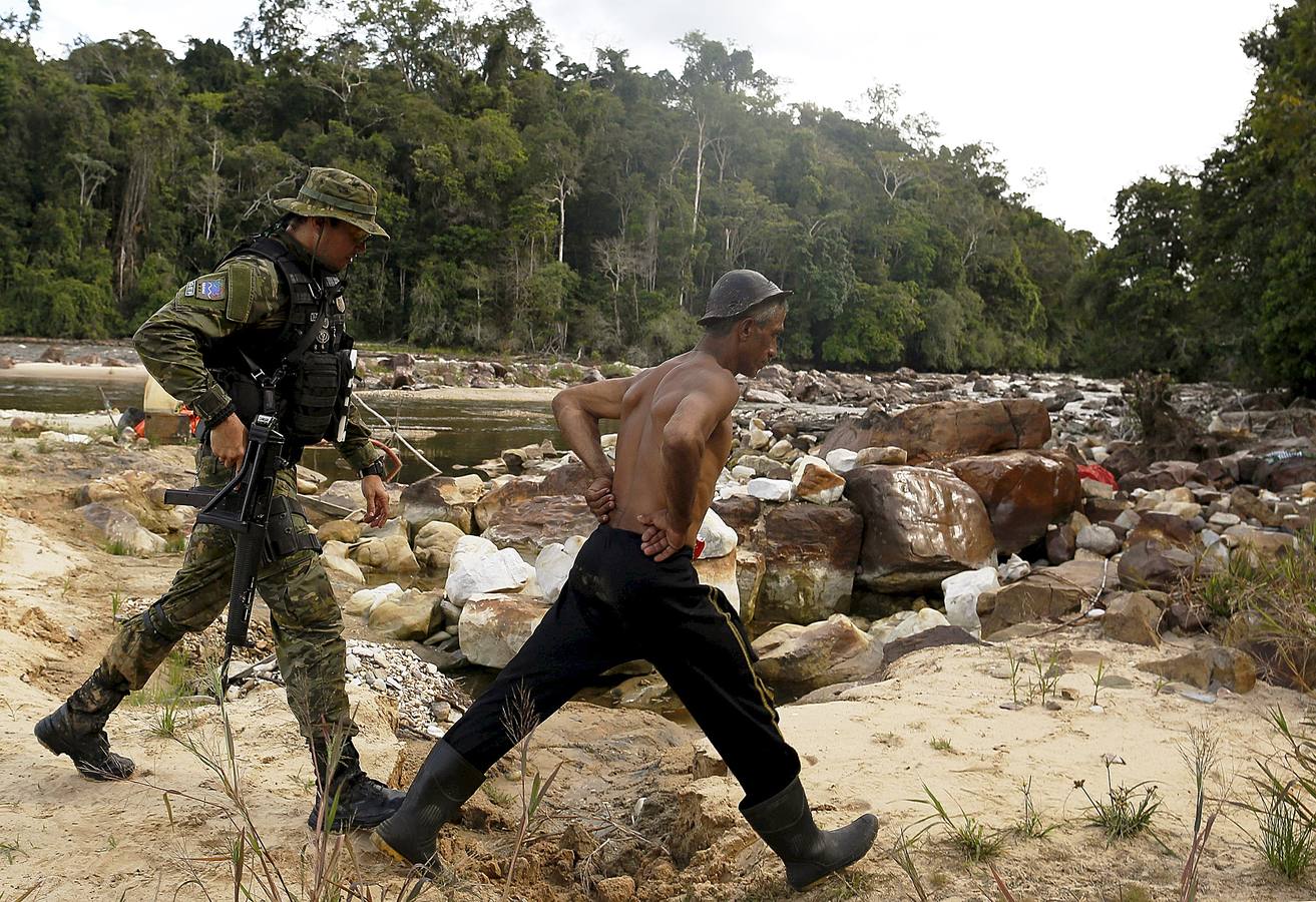 Los agentes medioambientales de Brasil llevan mucho tiempo realizando operaciones contra la minería ilegal de oro en el Amazonas. El objetivo de sus actuaciones no es detener a los trabajadores embarrados y descalzos que viven en condiciones de esclavitud para hombres fuertes desconocidos, sino destruir instalaciones y maquinaria, costosa y difícil de reemplazar. Brasil alberga 453 minas ilegales en esta amplísima zona y trata de llamar la atención sobre el problema, que contamina el agua de las comunidades locales y contribuye a la deforestación.