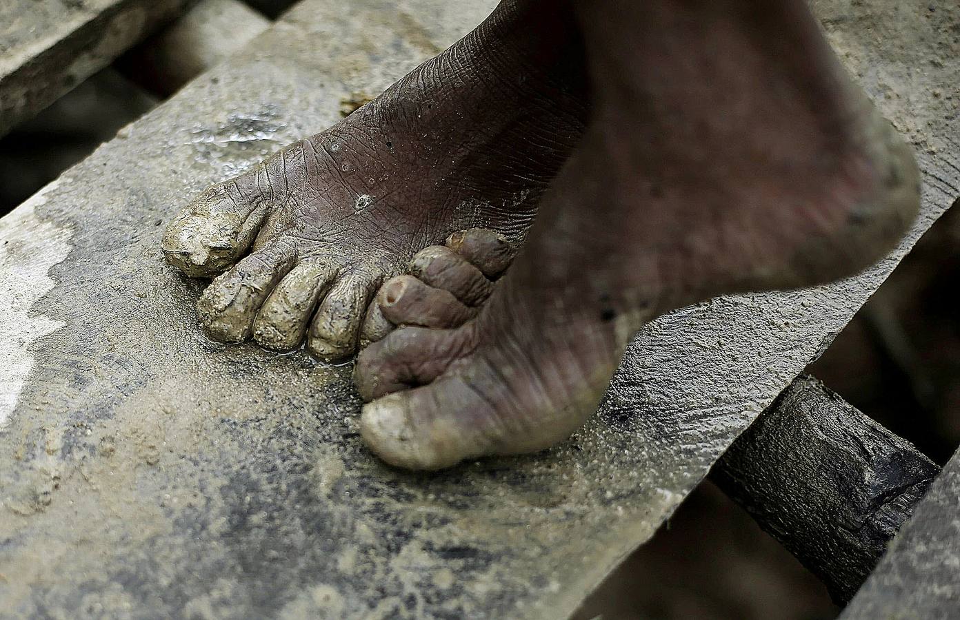 Los agentes medioambientales de Brasil llevan mucho tiempo realizando operaciones contra la minería ilegal de oro en el Amazonas. El objetivo de sus actuaciones no es detener a los trabajadores embarrados y descalzos que viven en condiciones de esclavitud para hombres fuertes desconocidos, sino destruir instalaciones y maquinaria, costosa y difícil de reemplazar. Brasil alberga 453 minas ilegales en esta amplísima zona y trata de llamar la atención sobre el problema, que contamina el agua de las comunidades locales y contribuye a la deforestación.