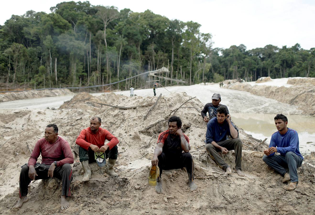 Los agentes medioambientales de Brasil llevan mucho tiempo realizando operaciones contra la minería ilegal de oro en el Amazonas. El objetivo de sus actuaciones no es detener a los trabajadores embarrados y descalzos que viven en condiciones de esclavitud para hombres fuertes desconocidos, sino destruir instalaciones y maquinaria, costosa y difícil de reemplazar. Brasil alberga 453 minas ilegales en esta amplísima zona y trata de llamar la atención sobre el problema, que contamina el agua de las comunidades locales y contribuye a la deforestación.