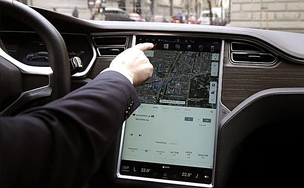 Un coche eléctrico de Uber circula por Madrid.