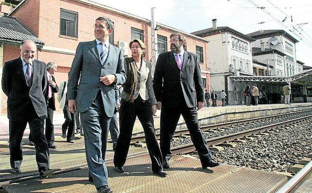 Imagen principal - 2005. La ministra socialista Magdalena Álvarez vino con López como lehendakari. El proyecto costaba ya 500 millones. 2010. José Blanco estuvo dos veces en Vitoria, pero no visitó las vías. En el Artium y en lehendakaritza suscribió la creación de una sociedad pública. 2012. La ministra popular Ana Pastor, junto a Javier Maroto. En el Ayuntamiento, dijo que las obras podrían comenzar en «2014 o 2015».