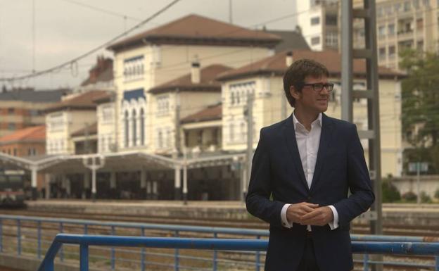 Gorka Urtaran, junto al corredor del ferrocarril a su paso por el centro.