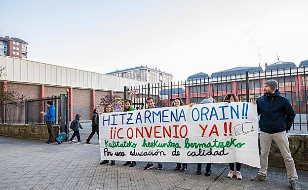 Un grupo de profesores se manifiesta a la entrada del colegio Escolapios de Vitoria.