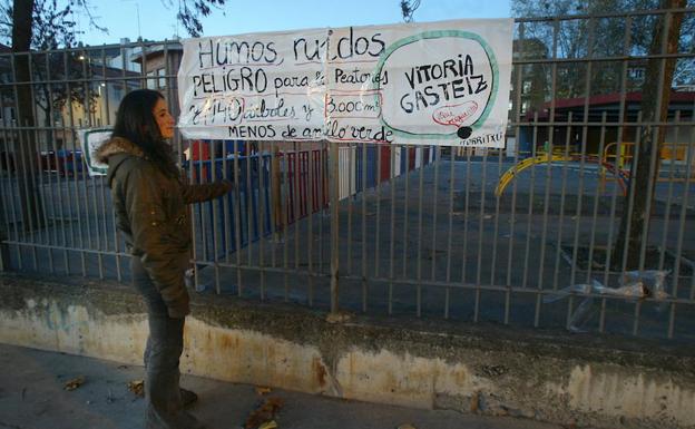 Una joven, ante una pancarta contra el plan del Ayuntamiento de desdoblar la calle Iturritxu. 