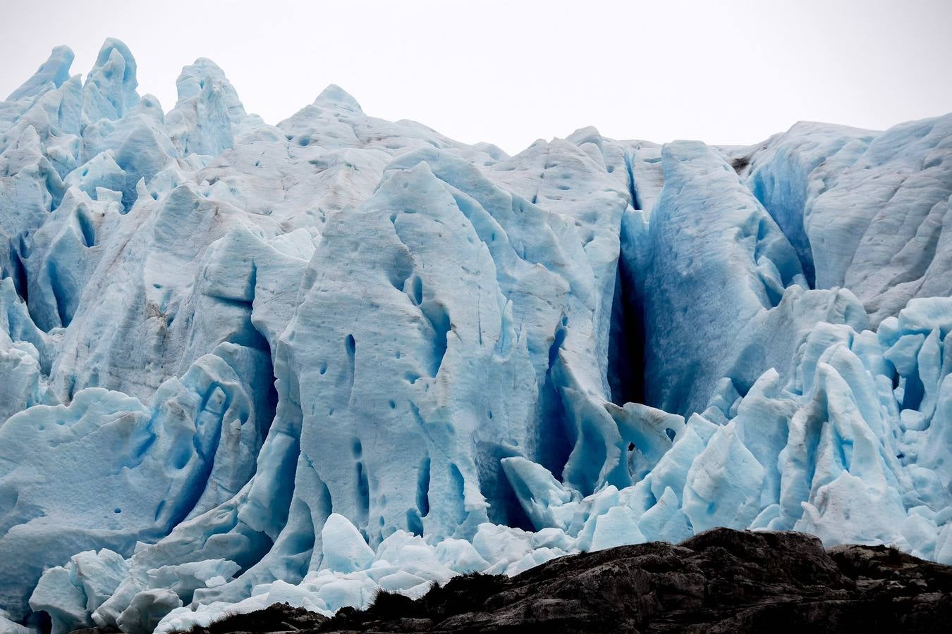 El fiordo Seno Ballena, en la región de Magallanes, al sur de Chile, es un verdadero laboratorio natural, único en el mundo. Un grupo de científicos analiza las características de sus aguas en estas fechas invernales con el objeto de conocer con detalle los efectos del cambio climático sobre diferentes organismos marinos. En las imágenes vemos el glaciar de Santa Inés y la isla de Carlos III, en Punta Arenas.