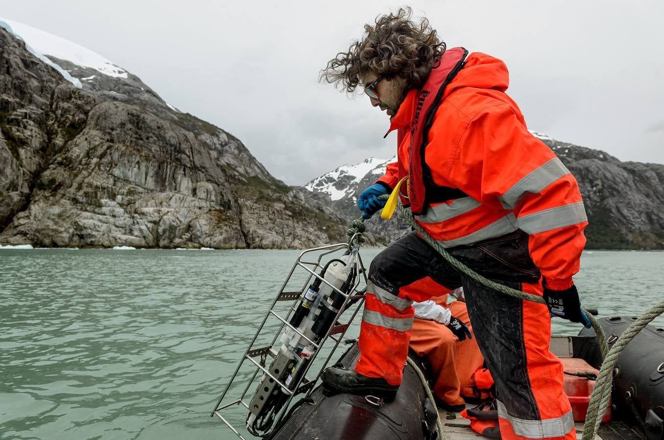 El fiordo Seno Ballena, en la región de Magallanes, al sur de Chile, es un verdadero laboratorio natural, único en el mundo. Un grupo de científicos analiza las características de sus aguas en estas fechas invernales con el objeto de conocer con detalle los efectos del cambio climático sobre diferentes organismos marinos. En las imágenes vemos el glaciar de Santa Inés y la isla de Carlos III, en Punta Arenas.