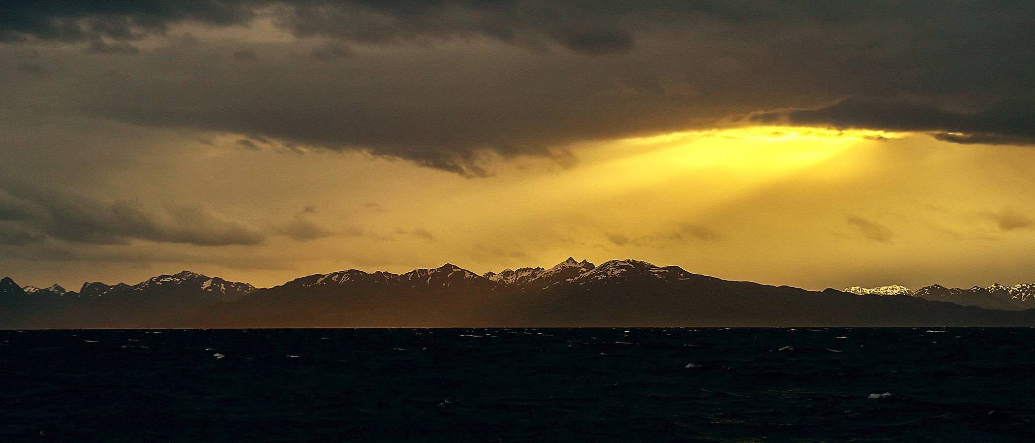 El fiordo Seno Ballena, en la región de Magallanes, al sur de Chile, es un verdadero laboratorio natural, único en el mundo. Un grupo de científicos analiza las características de sus aguas en estas fechas invernales con el objeto de conocer con detalle los efectos del cambio climático sobre diferentes organismos marinos. En las imágenes vemos el glaciar de Santa Inés y la isla de Carlos III, en Punta Arenas.