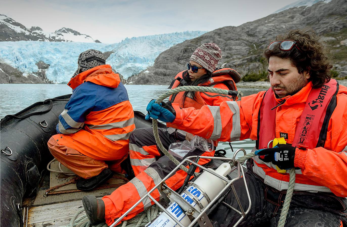 El fiordo Seno Ballena, en la región de Magallanes, al sur de Chile, es un verdadero laboratorio natural, único en el mundo. Un grupo de científicos analiza las características de sus aguas en estas fechas invernales con el objeto de conocer con detalle los efectos del cambio climático sobre diferentes organismos marinos. En las imágenes vemos el glaciar de Santa Inés y la isla de Carlos III, en Punta Arenas.