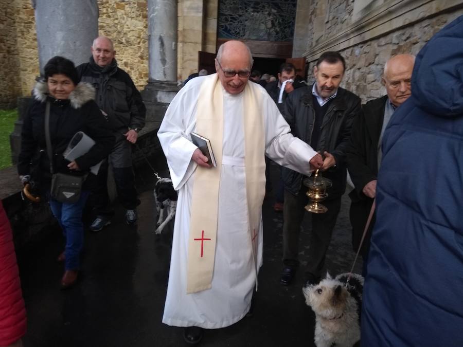 A pesar del frío, han sido muchos los que se han acercado este 17 de enero al alto de Urkiola, en busca de la bendición del patrón de los animales