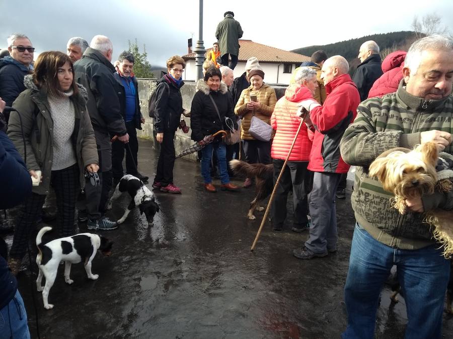 A pesar del frío, han sido muchos los que se han acercado este 17 de enero al alto de Urkiola, en busca de la bendición del patrón de los animales