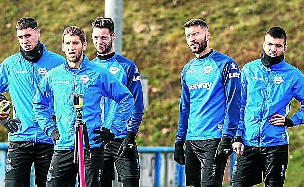 Diéguez, Brasanac, Burgui, Bastón, Martín y Sobrino, durante el entrenamiento de ayer en Ibaia.