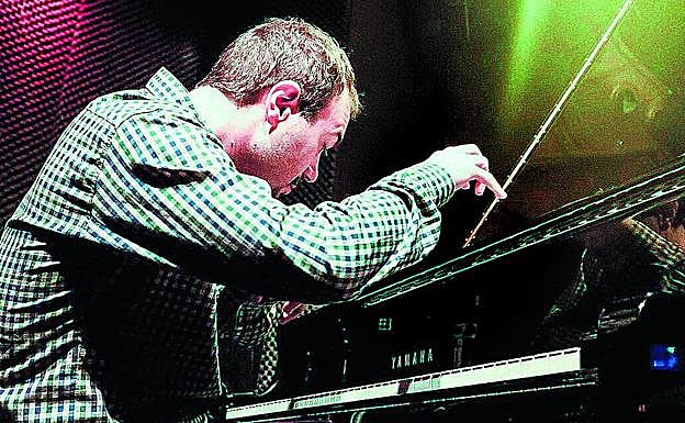 El compositor madrileño tocará junto a la cantante Cristina Mora las canciones de su primer álbum conjunto.