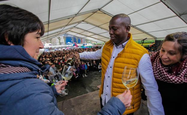 Descorche de la primera botella de txakoli de 2018 en la feria de Bakio. 