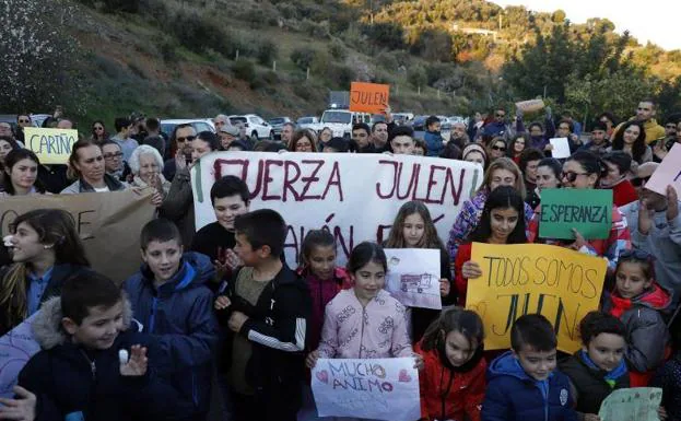 Vecinos de Totalán realizan una marcha para apoyar a los padres de Julen y a los que trabajan en su rescate.