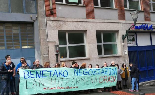 Trabajadores de Maristas, concentrados en la puerta del centro.