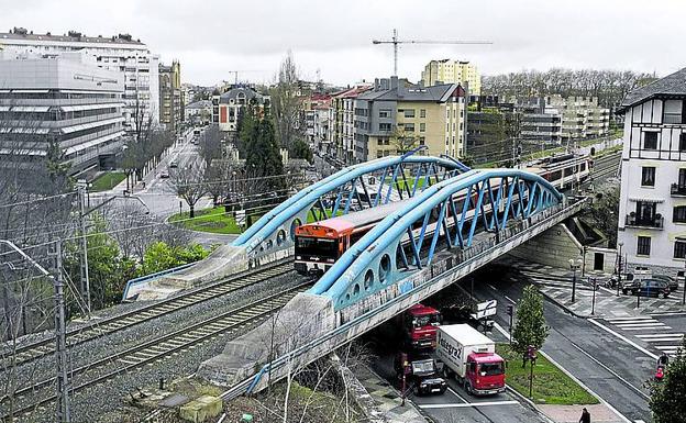 El puente azul, que podría mantenerse para el tranvía.