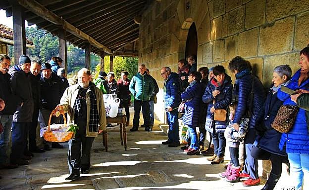 Subasta desarrollada ayer en el exterior de Elizaberri. 