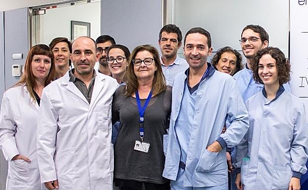 Jesús González, Gloria Calderón y Nuno Costa-Borges con el equipo de Embryotools y de la Animal Facility Alliance del PCB-PRBB que participó en el ensayo.