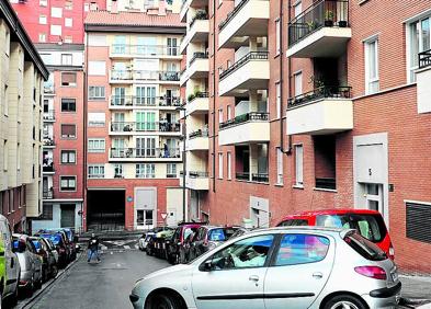 Imagen secundaria 1 - La vivienda precintada por orden judicial y la calle George Steer, entre Atxuri y Ollerías, donde se produjeron los hechos. 