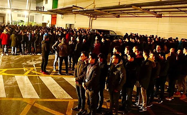 Un grupo de figurantes, durante el simulacro que se realizó anoche en el centro comercial El Boulevard de Vitoria.