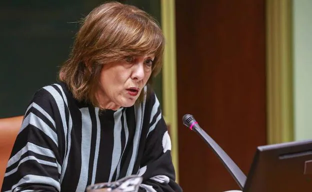 La consejera de Educación, Cristina Uriarte, durante una comparecencia en una Comisión del Parlamento Vasco.