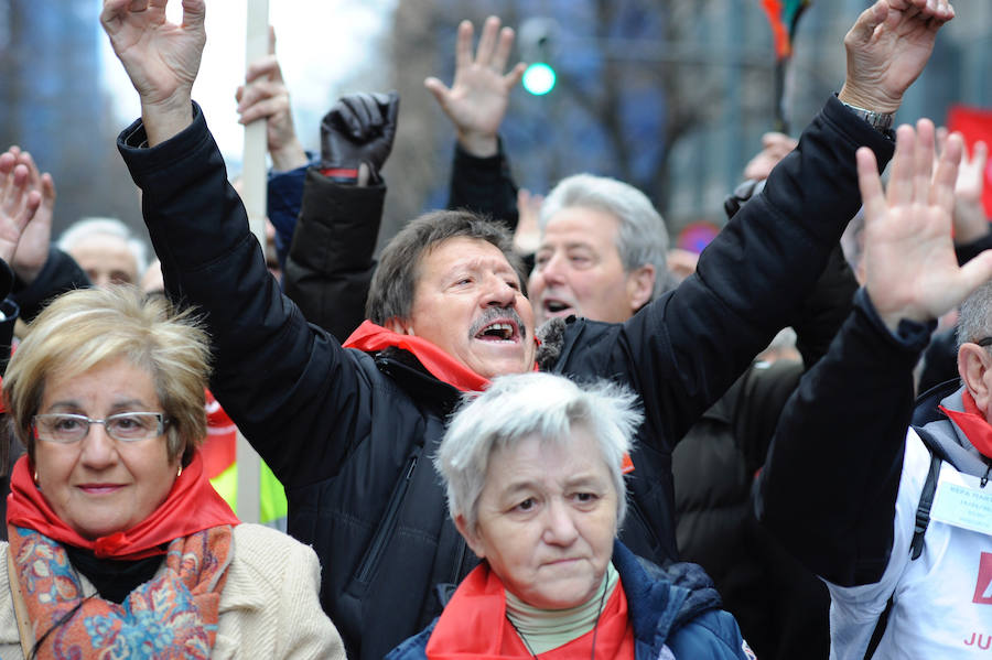 Un año después de la histórica manifestación de los pensionistas, sus reivindicaciones siguen presentes. Miles de ellos han marchado esta tarde por las calles de Bilbao para exigir la subida conforme al IPC y el incremento de las prestaciones mínimas.