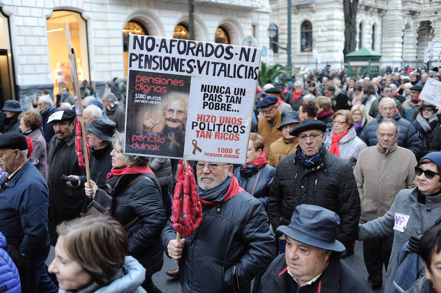 Un año después de la histórica manifestación de los pensionistas, sus reivindicaciones siguen presentes. Miles de ellos han marchado esta tarde por las calles de Bilbao para exigir la subida conforme al IPC y el incremento de las prestaciones mínimas.