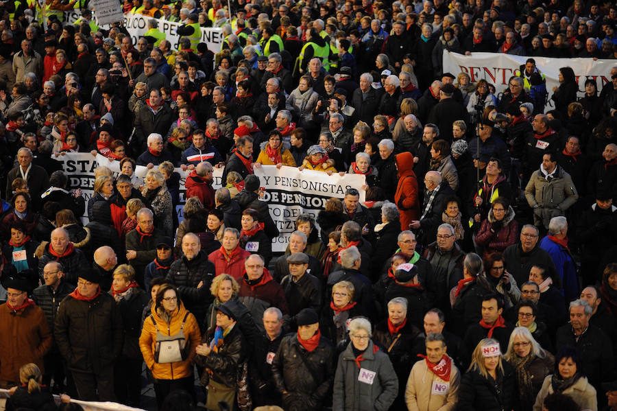 Un año después de la histórica manifestación de los pensionistas, sus reivindicaciones siguen presentes. Miles de ellos han marchado esta tarde por las calles de Bilbao para exigir la subida conforme al IPC y el incremento de las prestaciones mínimas.