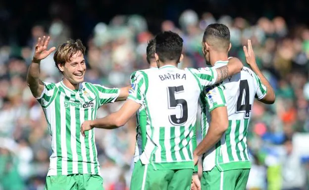 Canales recibe la felicitación de sus compañeros tras marcar el gol del triunfo del Betis. 