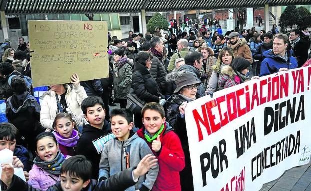 Cientos de padres, acompañados de sus hijos, se concentraron en la tarde de ayer en la plaza de Indautxu, en Bilbao. 