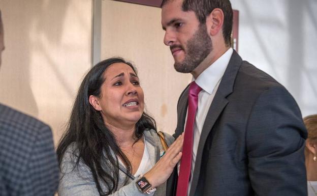 Tanya Ibar, esposa de Pablo, junto al abogado defensor, Joe Nascimento, después de conocerse la sentencia. 