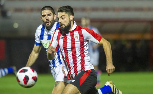 Villalibre conduce la pelota ante la presencia de un jugador de la Gimnástica. 