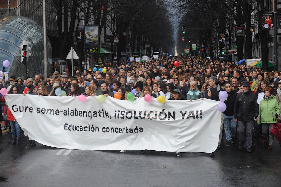 4.000 personas han exigido en Bilbao que no se utilice a los alumnos en el conflicto de la enseñanza concertada. Las AMPAS han realizado una exhibición de fuerza bajo el diluvio en medio de los ocho días de huelga.