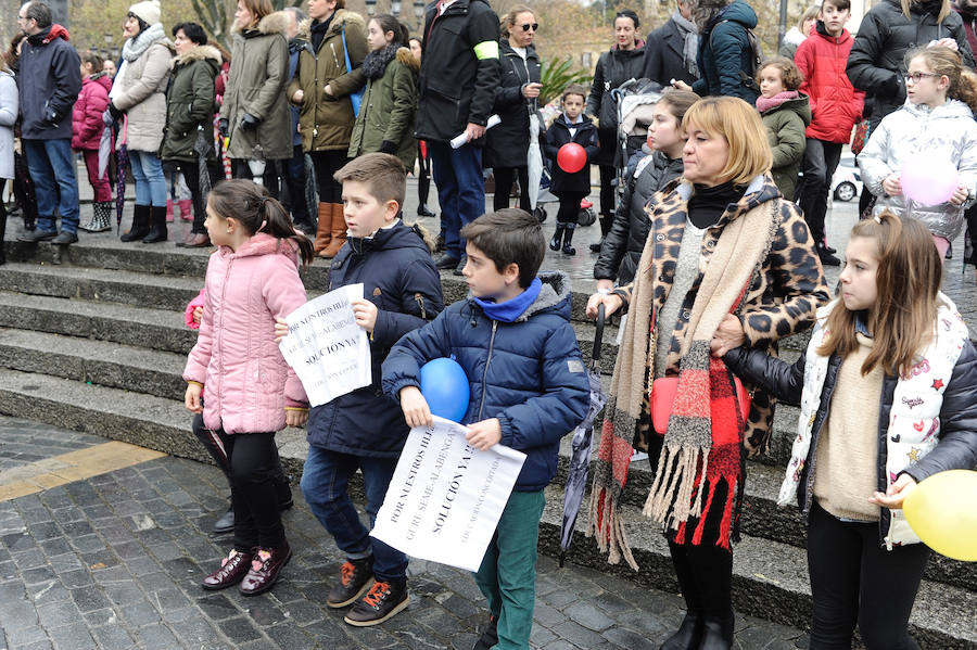 4.000 personas han exigido en Bilbao que no se utilice a los alumnos en el conflicto de la enseñanza concertada. Las AMPAS han realizado una exhibición de fuerza bajo el diluvio en medio de los ocho días de huelga.