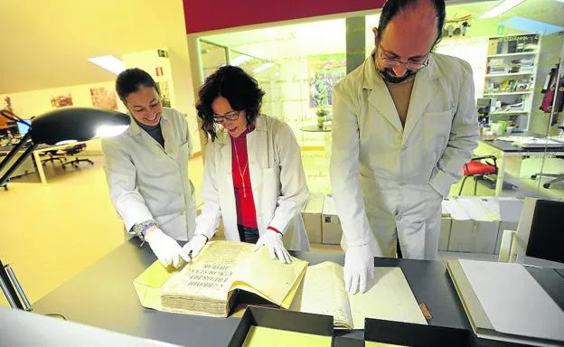 Interés. Las consultas en el Archivo Municipal de Eibar han crecido un 15% en el pasado año.