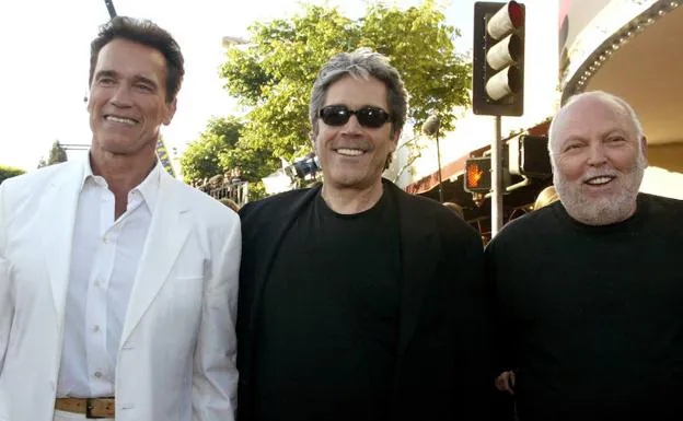 Arnold Schwarzenegger, junto a los productores de 'Terminator 3', Mario Kassar y Andrew Vajna, fallecido este domingo, en una imagen de 2003.