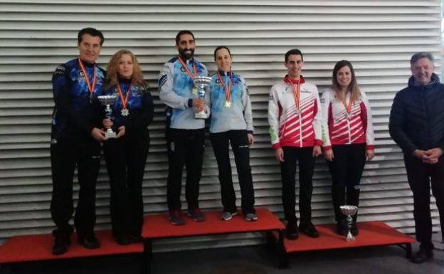 Irantzu García, junto a su hermano Gontzal, en el podium.