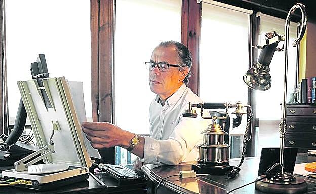José Andrés Etxebarria, traductor de la Diputación, trabaja en su casa de Laukiz.