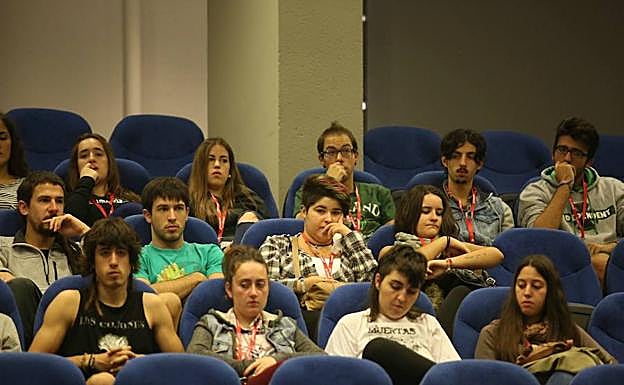 Jóvenes estudiantes asisten a un foro sobre juventud y empleo.