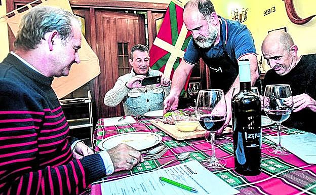 Unamuno, López de Ipiña y Basterra se disponen a probar la carne en Ametza.