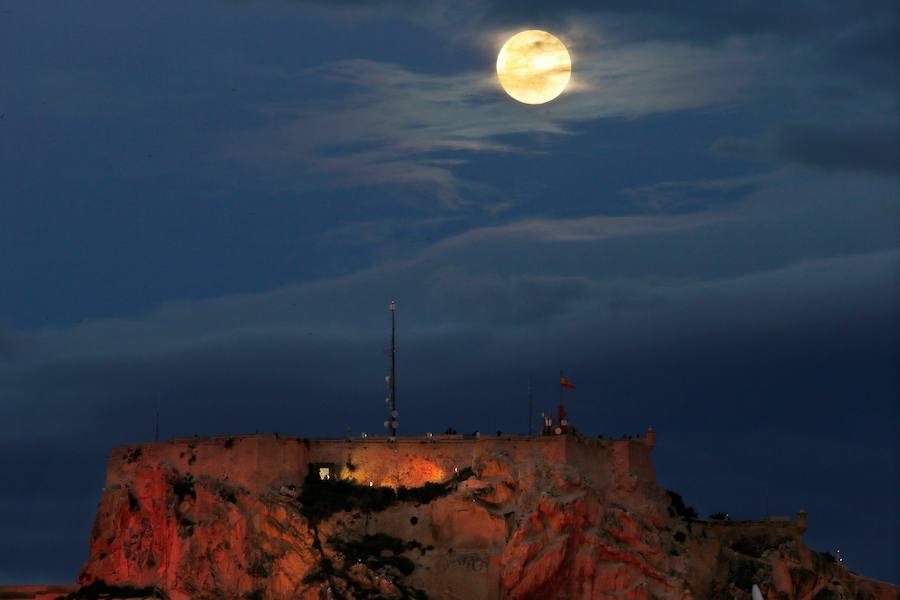 La luna, desde el Castillo de Santa Bárbara en Alicante.