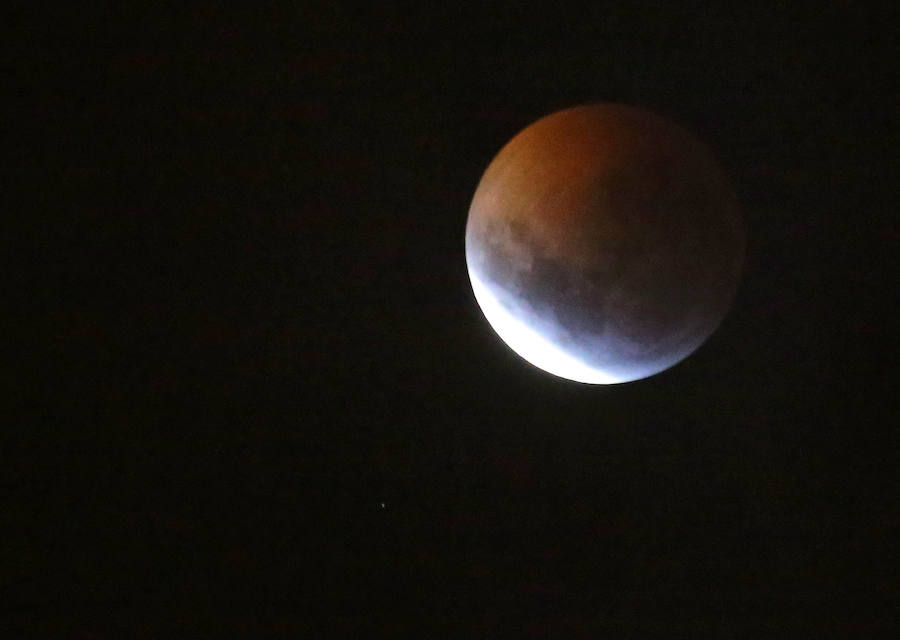 La luna desde la ciudad de La Paz (Bolivia)