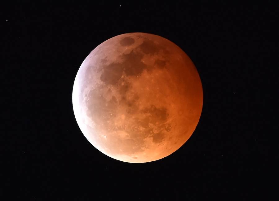 La superluna desde Los Ángeles (California)