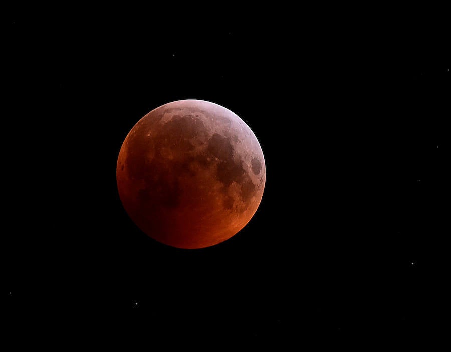 La luna de sangre desde la localidad de Tenby, en Gales.