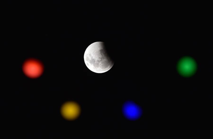 La luna rodeada de luces de fiesta en Uruguay.