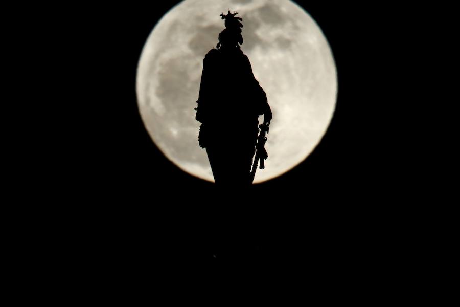 La luna desde una de las estatuas del Capitolio en Washington (EE UU).