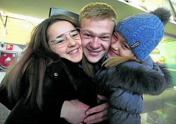 Izaro Mellado, Yuri Baranets y Nastya Roschina se abrazan en el aeropuerto.