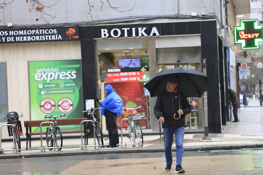 El aguanieve ha empapado las calles de Vitoria.