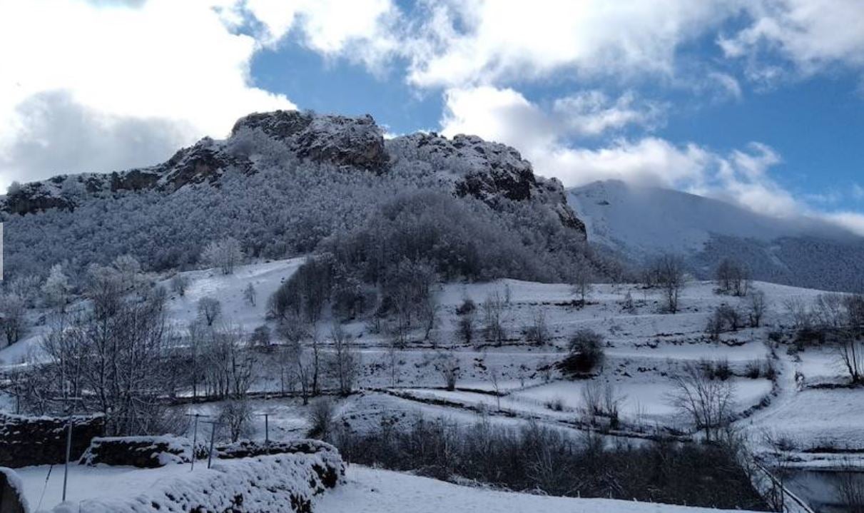 Asturias ha amanecido este martes cubierta de nieve.