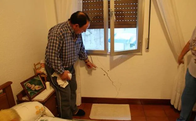 Un vecino mostraba en 2010 los desperfectos en su casa. 